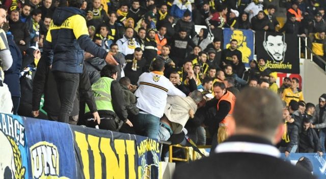 Akhisar&#039;da Fenerbahçe tribününde bıçaklı kavga