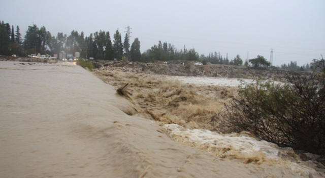 Antalya&#039;da kuvvetli yağış sel ve su baskınlarına neden oldu