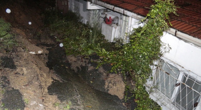 Beşiktaş&#039;ta toprak kayması:Bir evde maddi hasar var