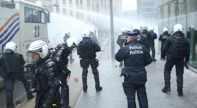 Brüksel&#039;de eylemcilere müdahale