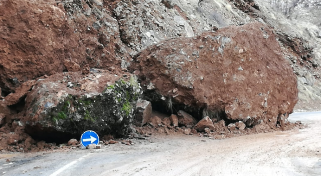 Çukurca-Şırnak Karayolu&#039;na kaya düştü