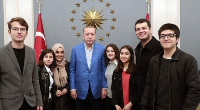 Cumhurbaşkanı Erdoğan, gençleri Külliye&#039;de ağırladı