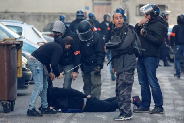 Fransa&#039;da lise öğrencileri polisten dayak yiyerek gözaltına alındı