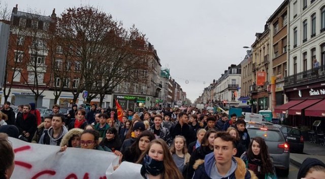 Fransa&#039;da liselilerin eylemleri devam ediyor! 40 okul kapatıldı
