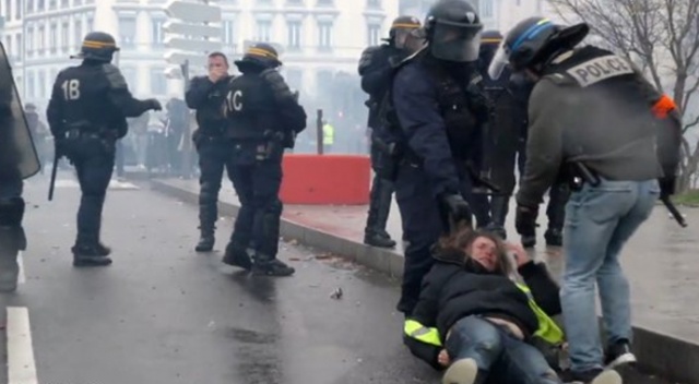 Fransız polisi sarı yelekli kadını saçından tutup sürükledi!