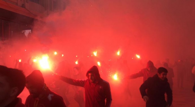 Galatasaray taraftarından meşaleli şov