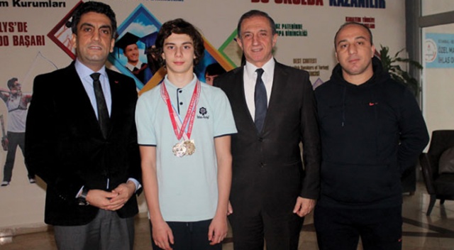 İhlas Koleji öğrencisi yüzmede Türkiye şampiyonu