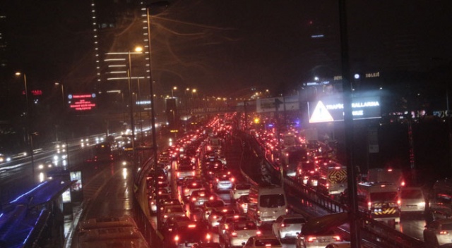 İstanbul E-5’te trafik yoğunluğu yüzde 80’lere ulaştı