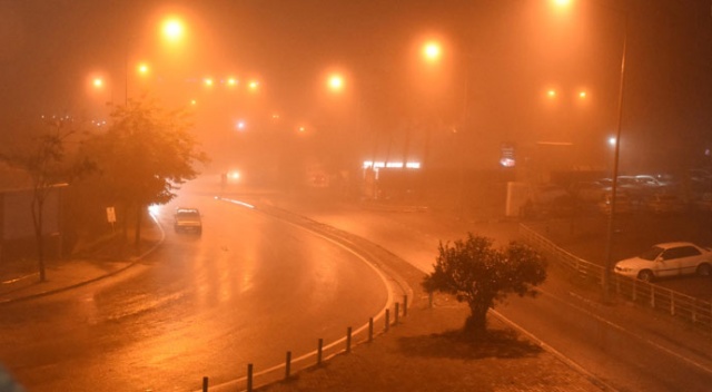İzmir&#039;de yoğun sis sürücülere zor anlar yaşattı
