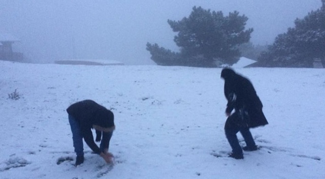 İzmirlilere kar sürprizi! Şaşkınlıklarını gizleyemediler