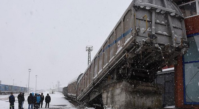 Kars&#039;ta manevra yapan yük treninin vagonu raydan çıktı