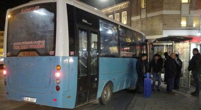 Erzurum&#039;da korku dolu anlar! Freni boşalan otobüs durağa daldı