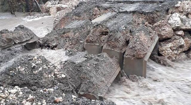 Mersin&#039;de şiddetli yağış nedeniyle menfez köprü çöktü