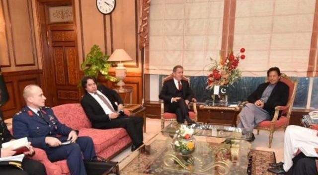 Milli Savunma Bakanı Akar, Pakistan Başbakanı Khan ile görüştü