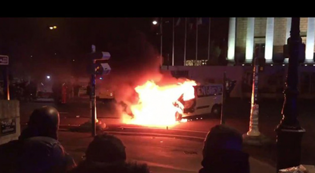 Paris&#039;te Ulusal Meclisin önünde ambulans yakıldı