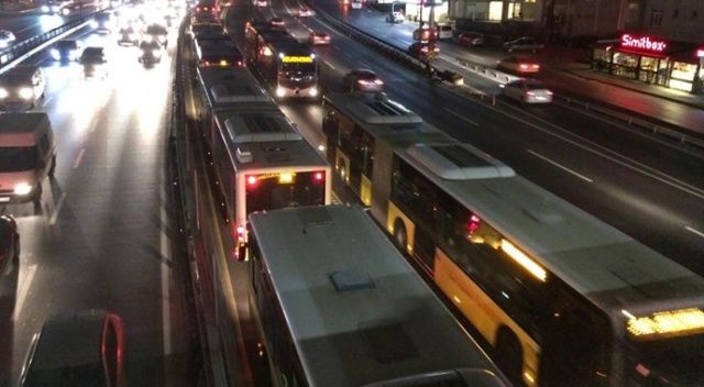 Sefaköy&#039;de metrobüs arıza yaptı, seferler aksadı