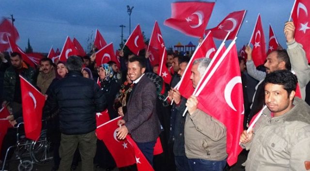 Sınırın sıfır noktasında Mehmetçiğe Türk bayraklı destek