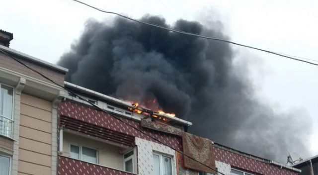 Sultangazi&#039;de 5 katlı binanın çatısında korkutan yangın