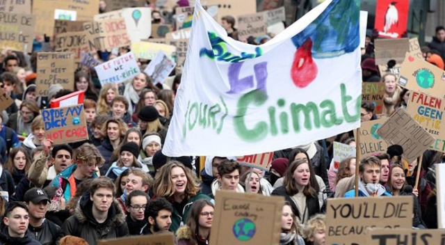 Brüksel&#039;de öğrencilerden iklim protestosu