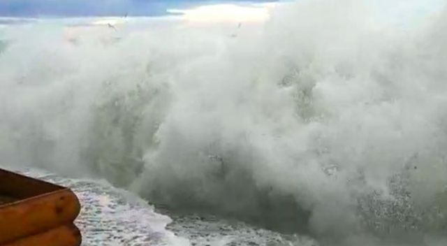 Büyükçekmece Sahili&#039;nde lodos nedeniyle dev dalgalar oluştu