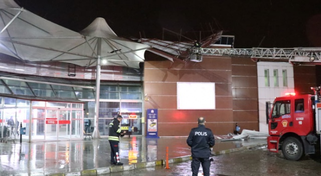 Erzincan&#039;da otobüs terminalinin çatısı uçtu
