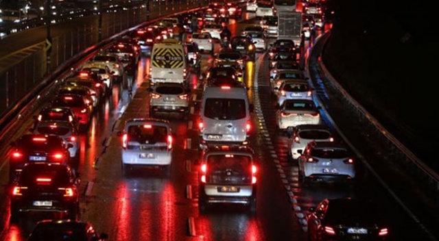 İstanbul trafikte son durum! Yoğunluk yüzde 72&#039;ye ulaştı
