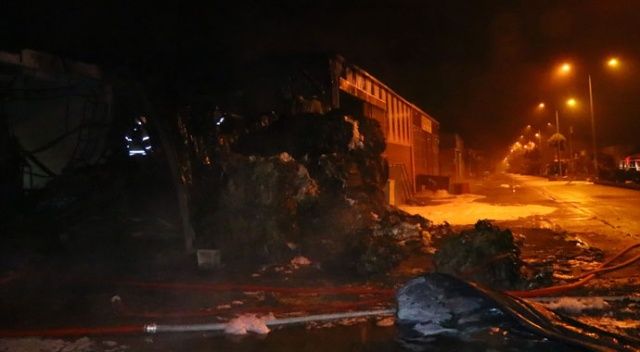İzmir&#039;de geri dönüşüm deposunda korkutan yangın
