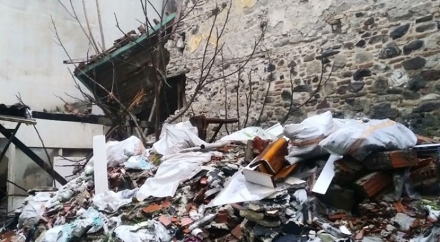 İzmir&#039;de tarihi bina çöktü