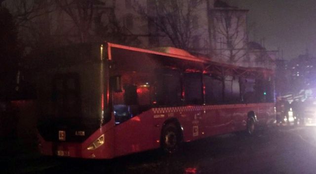 Küçükçekmece’de park halindeki halk otobüsü alev alev yandı