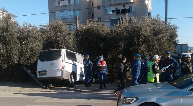 Mersin&#039;de askeri minibüs ile otomobil çarpıştı! Yaralılar var