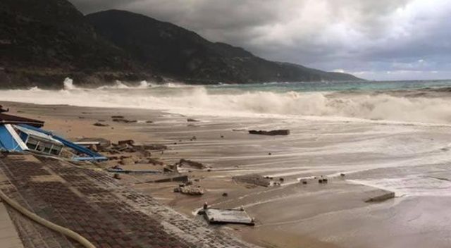 Ölüdeniz&#039;de sahile vuran dev dalgaları kulübeleri yıktı