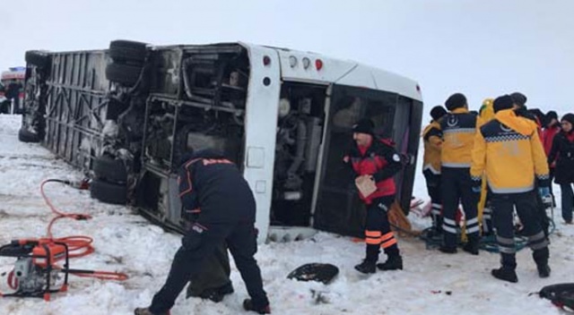 Sivas&#039;ta yolcu otobüsü devrildi: 10 yaralı