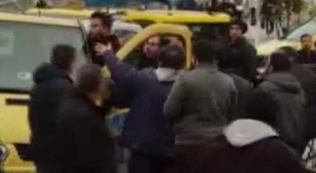 Taksim Meydanı&#039;nda korna kavgası! Minibüsçüler birbirine girdi
