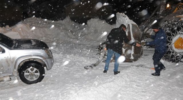 Yüksekova&#039;da kar ve tipide mahsur kalanlar kurtarıldı