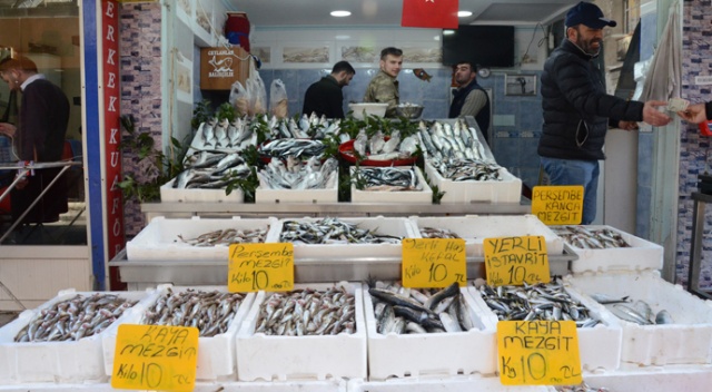 Balık fiyatları 10 TL’ye sabitlendi vatandaş sevindi