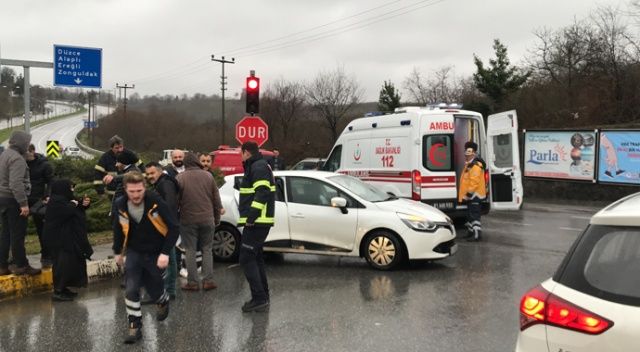 Düzce&#039;de ambulans otomobille çarpıştı: 1 yaralı
