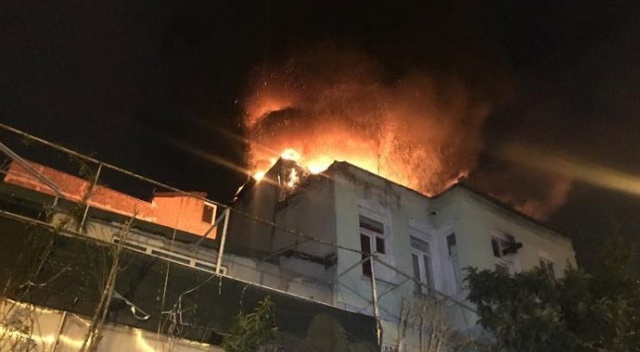Fatih&#039;te 3 katlı binanın çatısı alev alev yandı