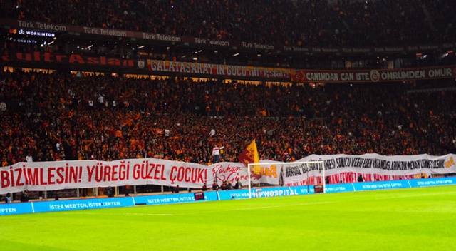 Galatasaray tribünlerinden anlamlı pankartlar