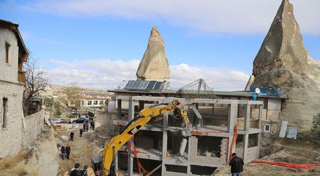 Göreme&#039;de peribacaları bölgesindeki inşaat yıkıldı