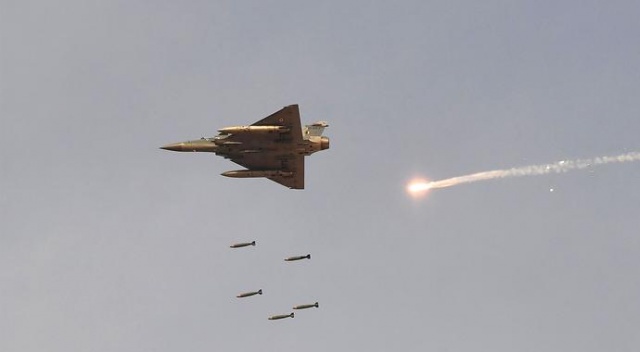 Hint savaş uçakları Pakistan&#039;a bomba bıraktı