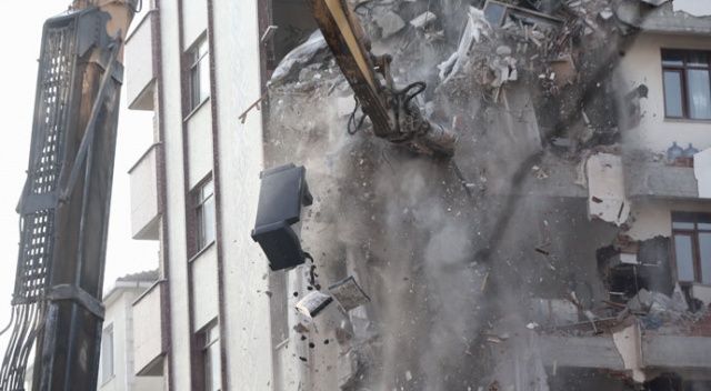 Kartal&#039;da 10 katlı binada yıkım devam ediyor