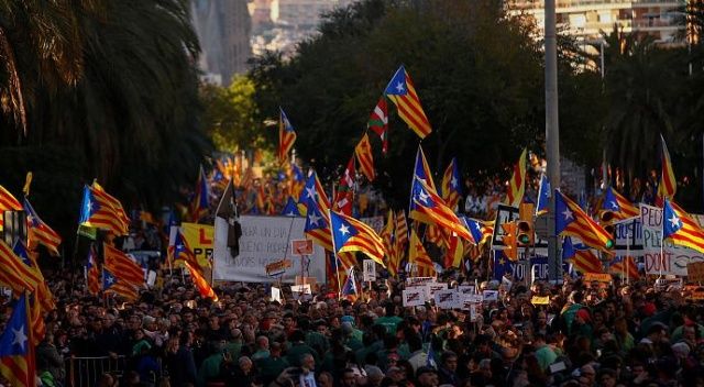 Katalonya&#039;da politikacıların yargılanmasına karşı protestolar yapıldı