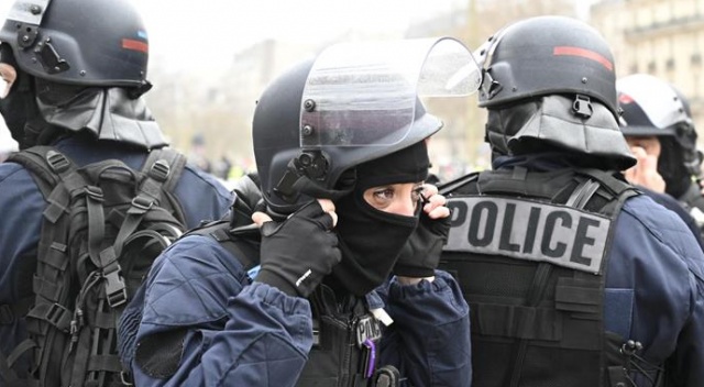 Paris&#039;teki gösteride polisi döven boksöre hapis cezası