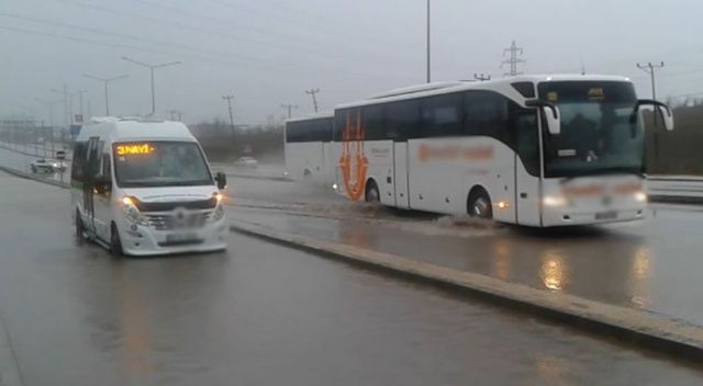 Sağanak yağış İstanbul - Çanakkale yolunda trafiği olumsuz etkiledi