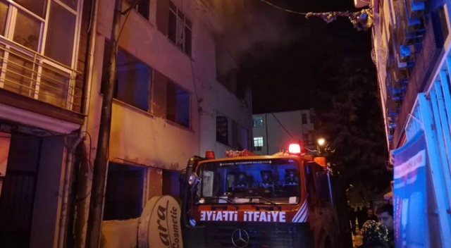 Silivri&#039;de 3 katlı binada korkutan yangın