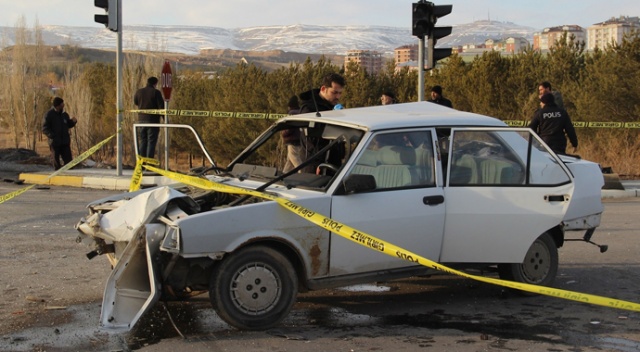Sivas&#039;ta tır ile otomobil çarpıştı: 1 ölü, 2 yaralı