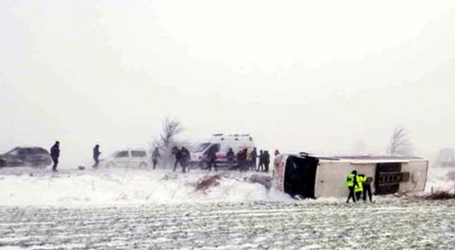 Trakya&#039;da kar ve tipi nedeniyle otobüs devrildi: 4 yaralı