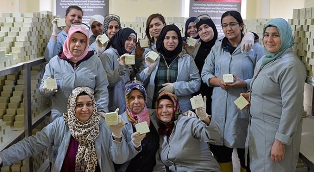 Türk ve Suriyeli kadınlar Halep sabununu Mardin&#039;de üretiyor