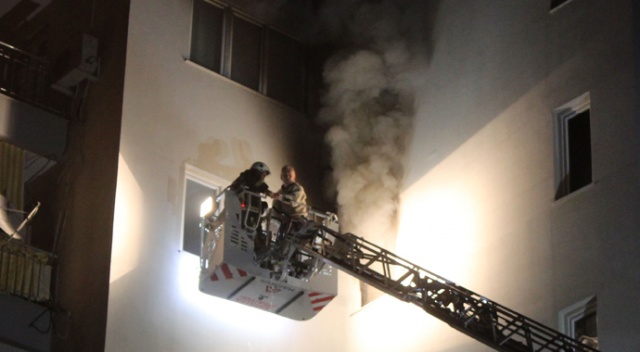 Yangın sebebiyle 5. katta mahsur kalan vatandaş itfaiye tarafından kurtarıldı