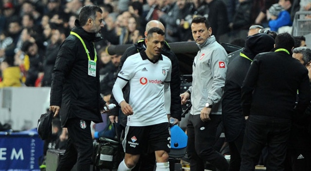 Beşiktaş&#039;ta sakatlık şoku! Adriano maça devam edemedi